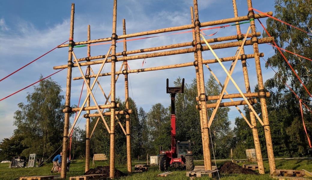 Mit schwerem Gerät und viel Muskelkraft wurde ein gigantisches Eingangstor für die geheimnisvolle Welt von Akalanis aufgestellt.