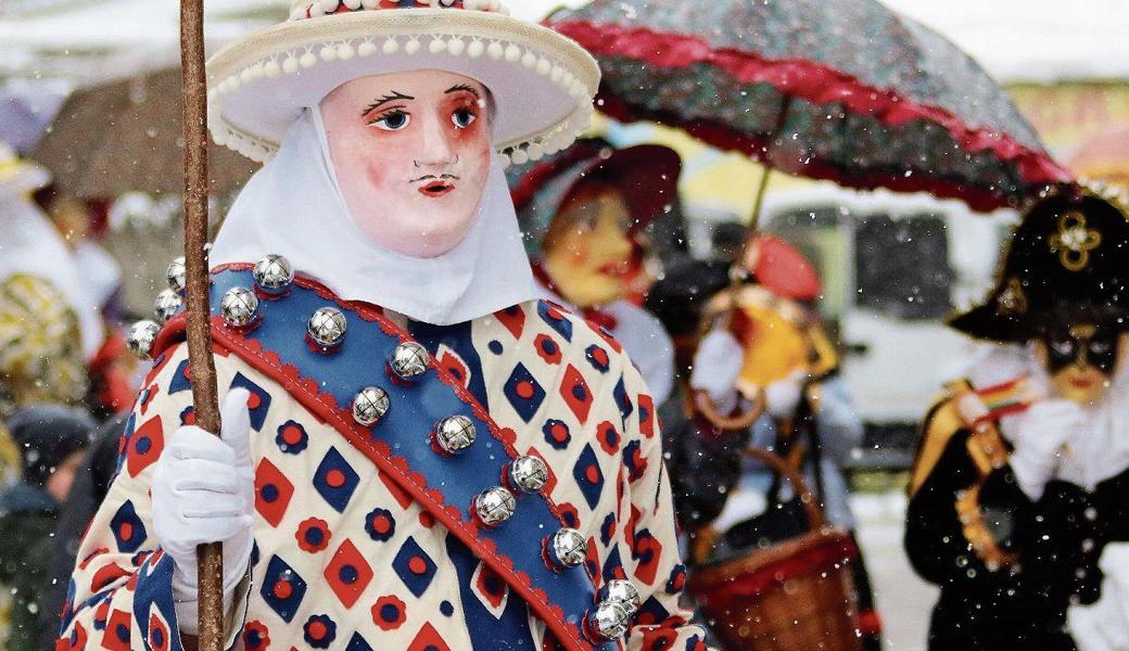 Der Blätz ist die Hauptfigur der Schwyzer Nüssler. Das Gewand besteht aus 2500 «Filzblätz» und gibt der Figur ihren Namen.  