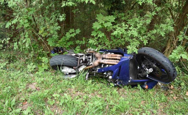 Feuerwehrfahrzeug kollidiert mit Motorrad