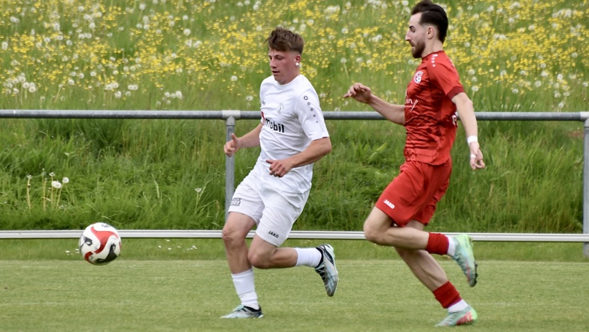 Der FC Staad (mit Miro Cazorzi, links) ist bis auf einen Punkt an Rheineck (Florent Imeri) herangerückt.