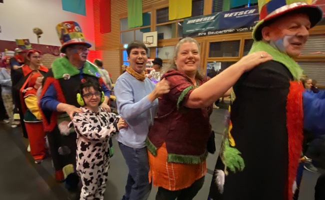 Die Polonaise mit den Obervögeln führte durch die Progy-Halle