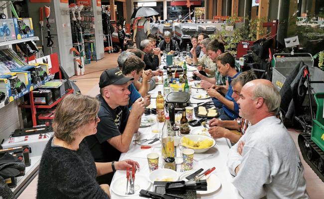 Deutz-Freunde beim Racletteplausch