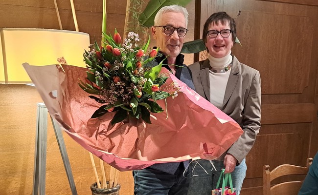 Der Männerchor ehrt seine Dirigentin und begrüsst sechs junge Sänger