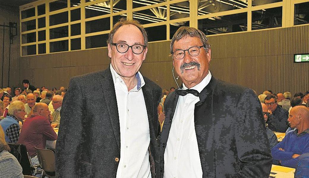 Landrat Johannes Rauch (Landes Vorarlberg) spricht Präsident Arthur Messmer und Ortsgemeinde Au den offiziellen Dank des Landes Vorarlberg aus. Bild: Monika von der Linden