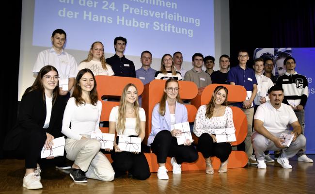 19 junge Frauen und Männer mit dem SFS-Lehrlingspreis prämiert