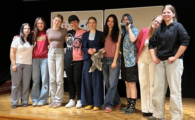 Neun junge Schauspielerinnen bringen mit «Sendepause» Alltag und Humor auf die Bühne