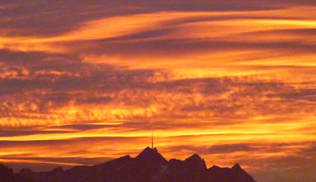 Abendglühen über dem Säntis. Der Sonnenuntergang der Woche, festgehalten von Wolfgang Morgenstern.