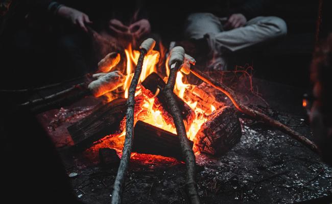 Schlangenbrot mit Marshmallows oder Pesto? So einfach pimpst du den Lagerfeuerklassiker