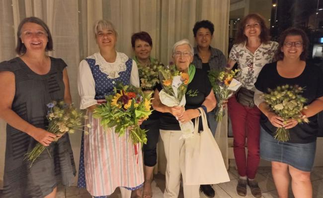 Sarah Amstutz begrüsst, Alice Oehler geehrt