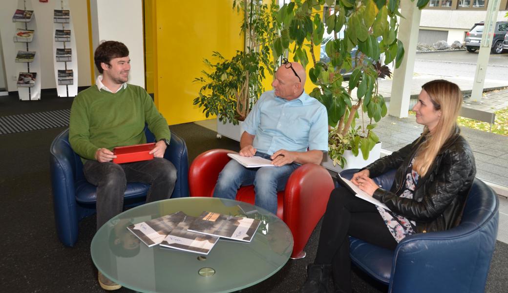 Mathias Ehrne (Kommu Service GmbH, von links), Heinz Duppenthaler (Verlagsleiter galledia Regionalmedien AG) und Moderatorin Annina Dietsche-Veit bereiten das erste Sonntagsgespräch vom 17. November vor. Das Gespräch mit den Gästen Renato Tolfo und Werner Ritter wird als Livestream auf YouTube übertragen.