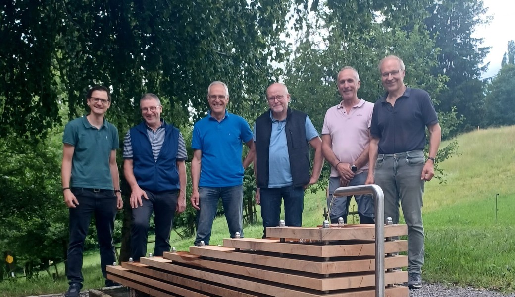 Vor dem Holzbrunnen beim Wydenbach (von links: Daniel Büchel (RHYBOOT), Gerry Wicki (RHYBOOT), Thomas Oesch (Projektleiter OePlan), Fredi Kuster (Holzlieferant), Roger Buschor (Metallteile), Tobias Schmidheini (Präsident Balger Natur)
