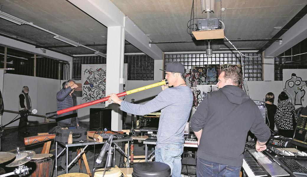Die beiden Musiker und Musikcomputerspezialisten von Woodelektro, Emanuel Graf (rechts) und Sven Quartier, setzten bei ihrer Show gezielt Licht und Ton ein.