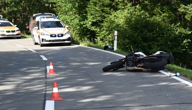 Auto und Töff stossen bei Überholmanöver zusammen