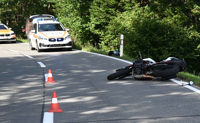 Auto und Töff stossen bei Überholmanöver zusammen