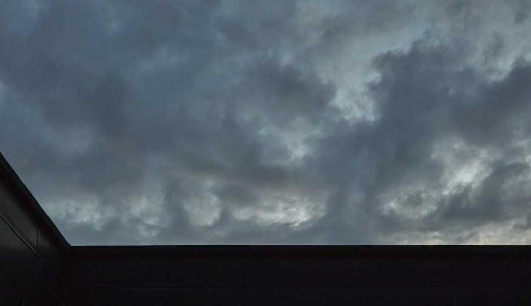 Mit insgesamt fünf Arbeiten, die alle in seiner Wohnung entstanden sind, nimmt Joshua Loher an Photo Corona teil. 