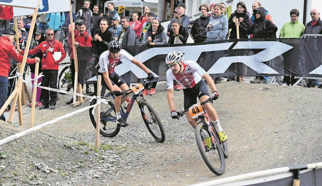Noah Blöchlinger (vorne) überholt gerade seinen Teamkollegen Filippo Colombo.