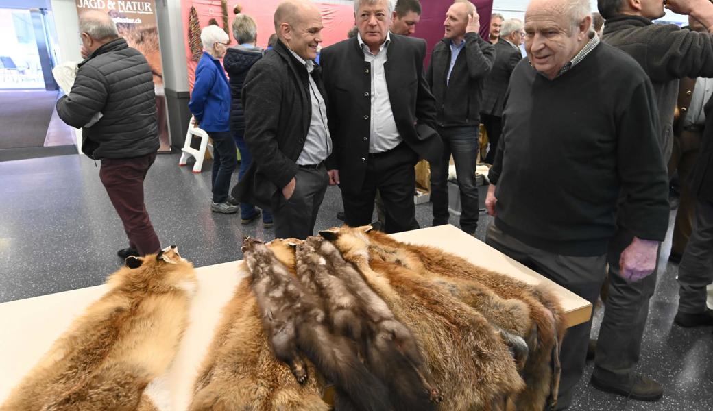 Innerrhodens Bauherr Ruedi Ulmann (Bildmitte links) im Gespräch mit Pelzfellmarkt-OK-Präsident Fredi Büchel, rechts alt Wildhüter Erwin Bandel. 