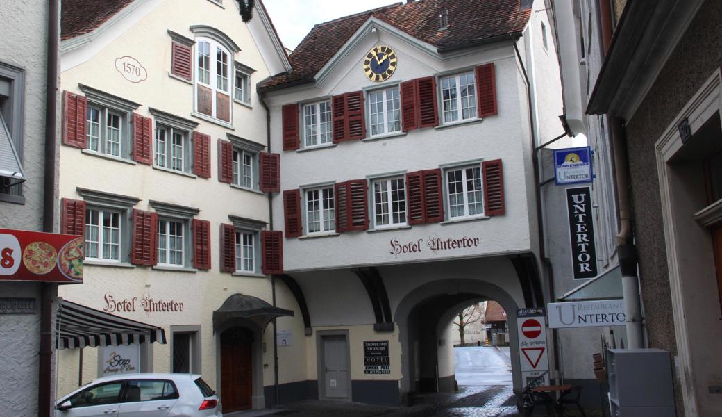 Das Hotel Untertor mit seinen 19 Zimmern und der Bar im Erdgeschoss steht einmal mehr zum Verkauf.