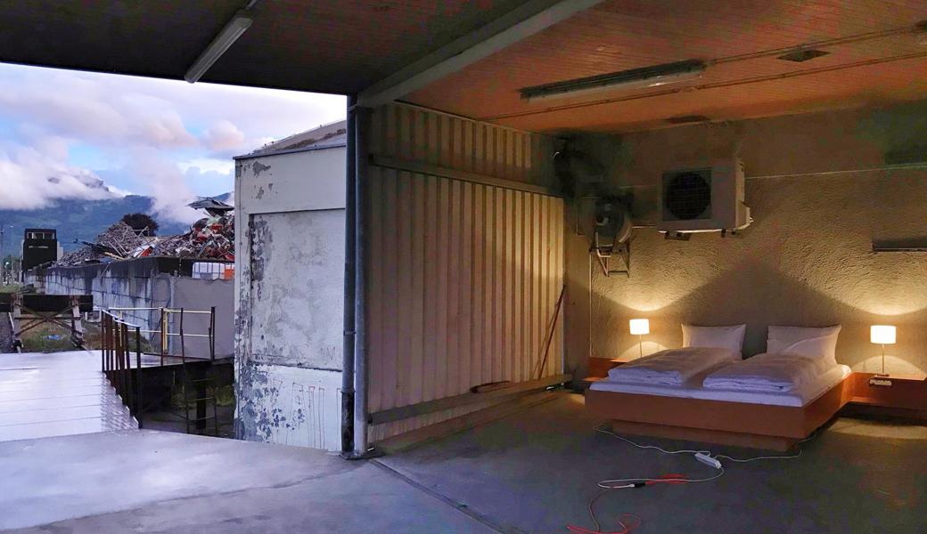 Neoidyllisch inszeniertes Hotelzimmer bei den SBB-Gleisen im Altstätter Industriequartier: Hier entstand das Schulungsvideo für Butler im Zero Real Estate.  