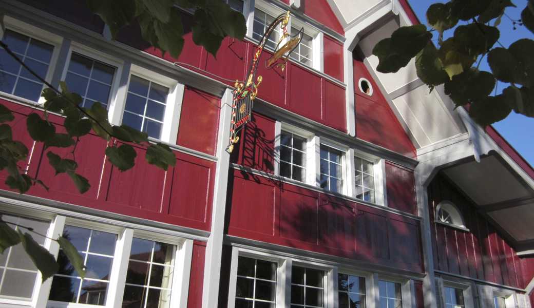Das flammende Rot der Hauptfassade der Traditionsbäckerei Hecht sorgt für einen unübersehbaren Akzent im Ortsbild von Wolfhalden. 
