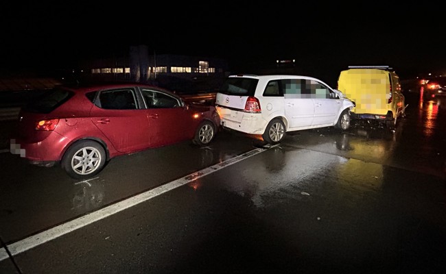 Massenkarambolage im Feierabendverkehr: Sechs Fahrzeuge in Unfall auf der A13 verwickelt