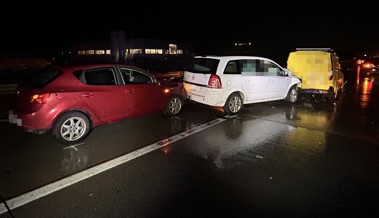 Massenkarambolage im Feierabendverkehr: Sechs Fahrzeuge in Unfall auf der A13 verwickelt