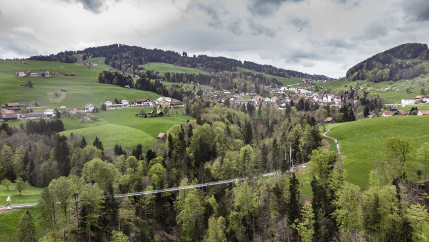 Die Hängebrücke von oben. Die Hängebrücke von oben.