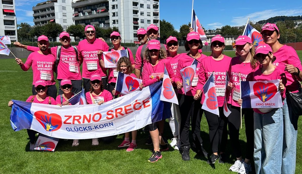 Die strahlende Gruppe der Teilnehmerinnen und Teilnehmer des Vereins ZRNO SRECE / GLÜCKS-KORN  Die strahlende Gruppe der Teilnehmerinnen und Teilnehmer des Vereins ZRNO SRECE / GLÜCKS-KORN