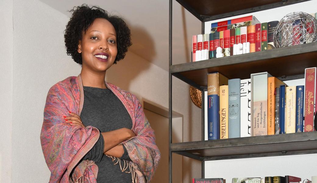 Bella Glinski hat das Wissen über Mädchenbeschneidung und die körperliche Erfahrung. Sie steht ein für den Kampf gegen das grausame Ritual. Bella Glinski hat das Wissen über Mädchenbeschneidung und die körperliche Erfahrung. Sie steht ein für den Kampf gegen das grausame Ritual.