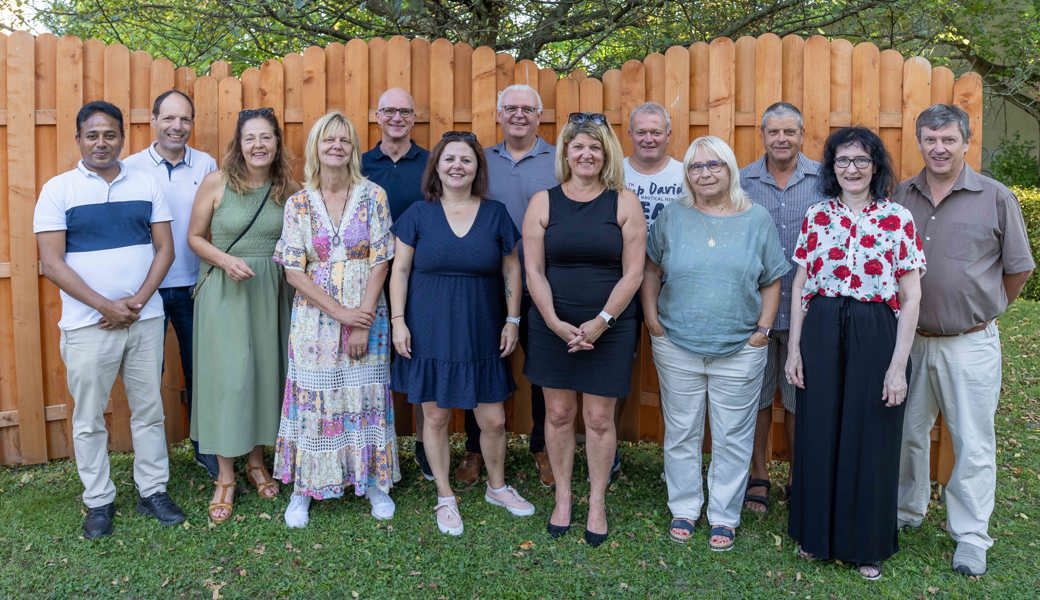 Die neuen Mitglieder der Kirchenverwaltungen und des Kollegienrats (von links) Pfarrer Georg Changeth, Miguel De la Poza, Birgit Törnell, Marlene Sieber, Marcel Gamweger, Aktuarin Regina Dethomas, Präsident Werner Barmettler, Ruth Gschwend, Adrian Schmid, Susi Miara, Rolf Sieber, Trudy Roth und Stephan Ladner.    Foto: Fredy Roth