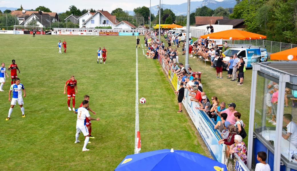 Beim Testspiel GC – Altach am Samstag, 14. Juli, waren 950 Zuschauer auf dem Kolbenstein. Beim Cupspiel Montlingen – Basel sollen es 4500 werden: Dafür lässt der FCM auf der Wiese hinter den Banden eine grosse, auf der Wiese zwischen Spielfeld und Häusern (hinten) sowie gegenüber, ebenfalls hinter dem Tor, je eine kleine Tribüne aufstellen.