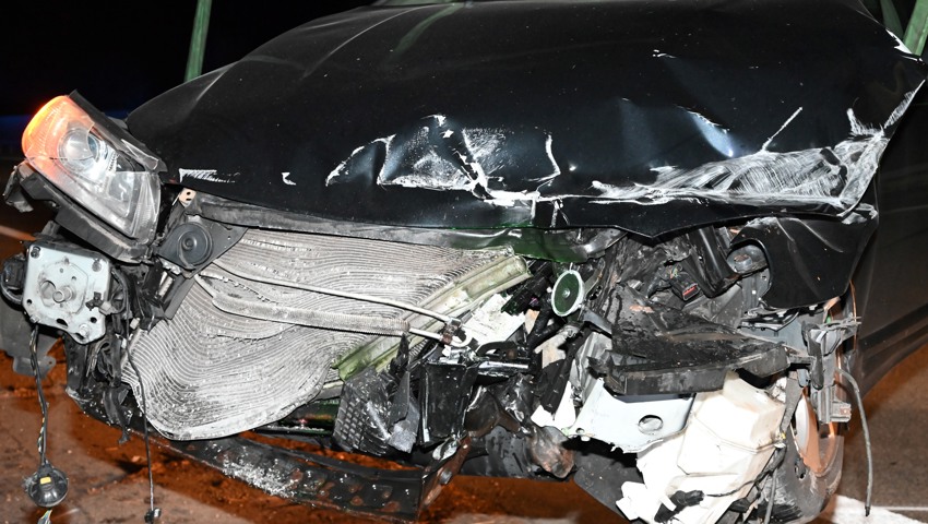 Das Auto erlitt Totalschaden. Das Auto erlitt Totalschaden.