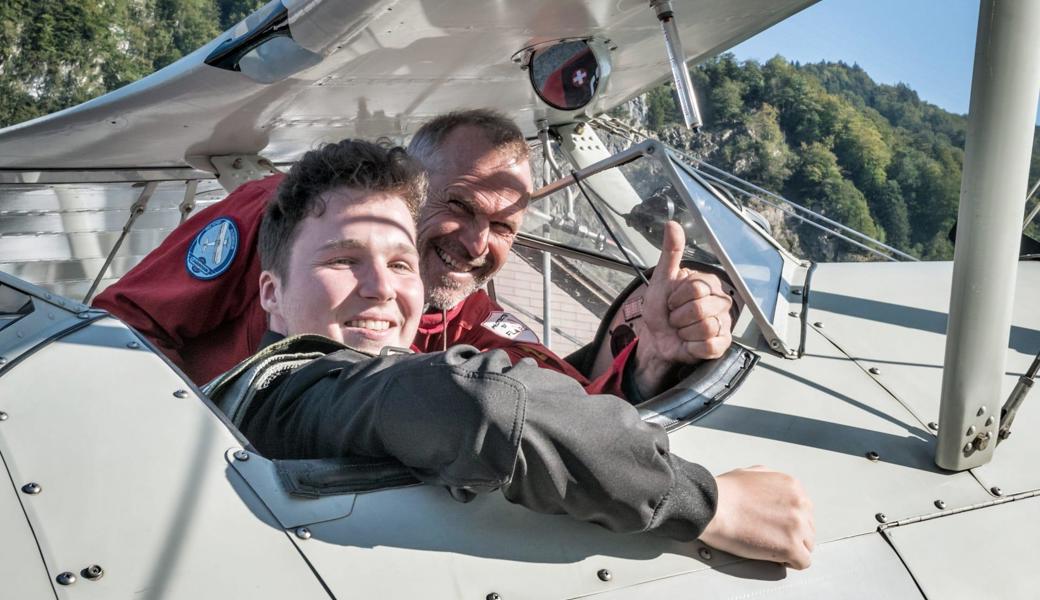 Stefan Lazzeri (links) fliegt und betreut Social Media.