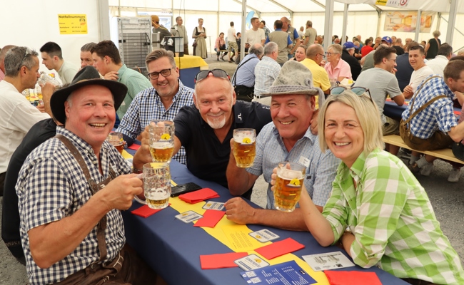 Oktoberfeststimmung im Hochsommer: Sonnenbräu-Fanclub feiert HV
