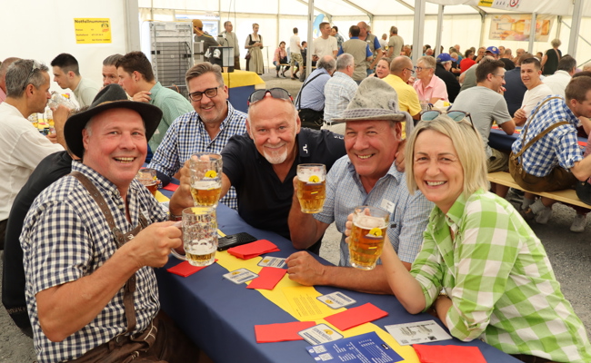 Oktoberfeststimmung im Hochsommer: Sonnenbräu-Fanclub feiert HV