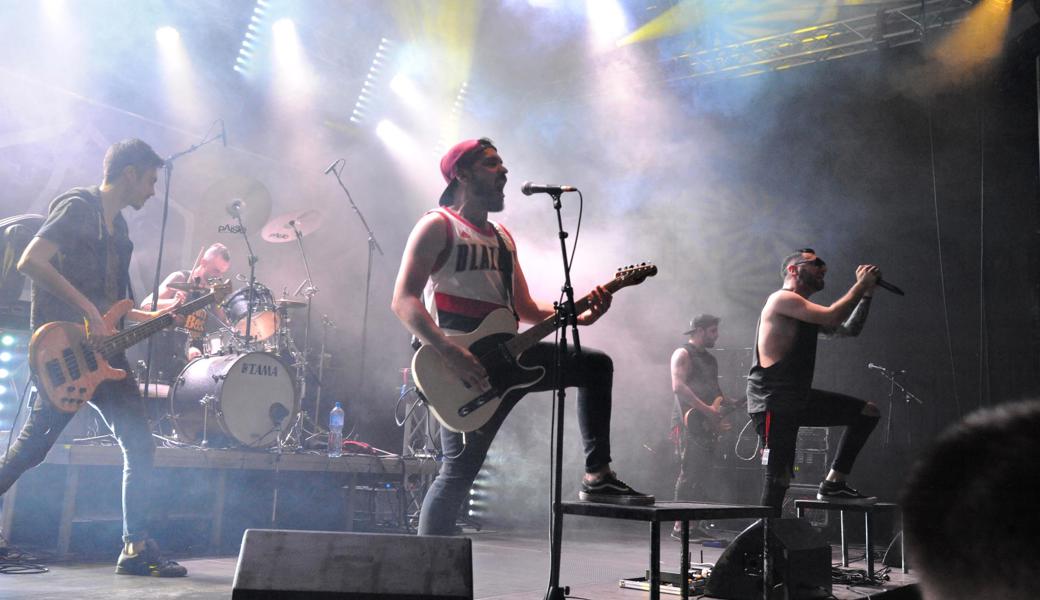 Die Linkin-Park-Coverband Living Theory macht ge­hörig Dampf.
