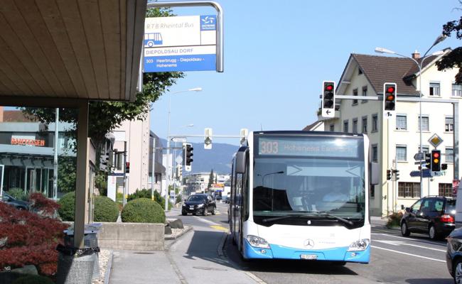 Die Buslinie 303 feiert sich selber