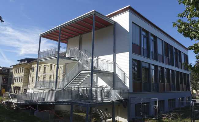 Garagentrakt aufgeschockt und so im Pflegewohnheim mehr Platz geschaffen