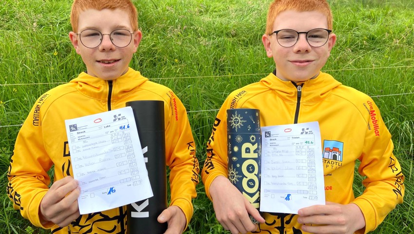 Die Zwillinge Luka (links) und Tristan Streck kämpften im Sägemehl.