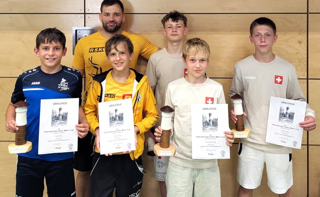 Lasse Sprecher holt am Hohe-Möhr-Cup den Siegerpokal