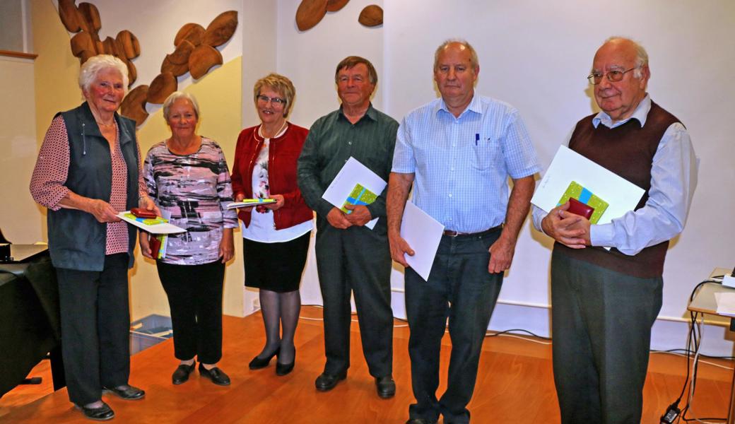 Sechsmal 50 Jahre Chorgesang (von links): Marie Kobler, Kobelwald; Renate Lüchinger, Kriessern; Jolanda Mattle, Oberriet; Erich Bürki, Au; Kurt Schwendimann, Altstätten, und Gino Stieger, 44 Jahre Oberriet und sechs Jahre Kobelwald. 