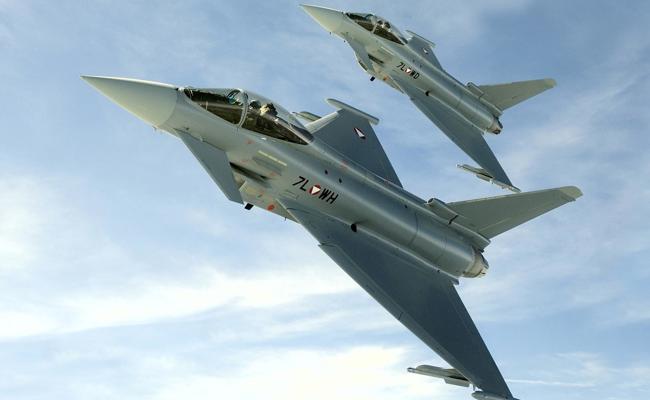 Österreichische Militärjets über dem Rheintal