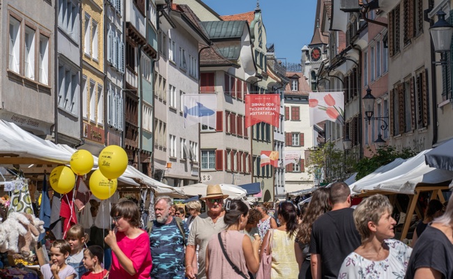 Treffpunkt für Gross und Klein: Markt und Musik beleben das Städtli