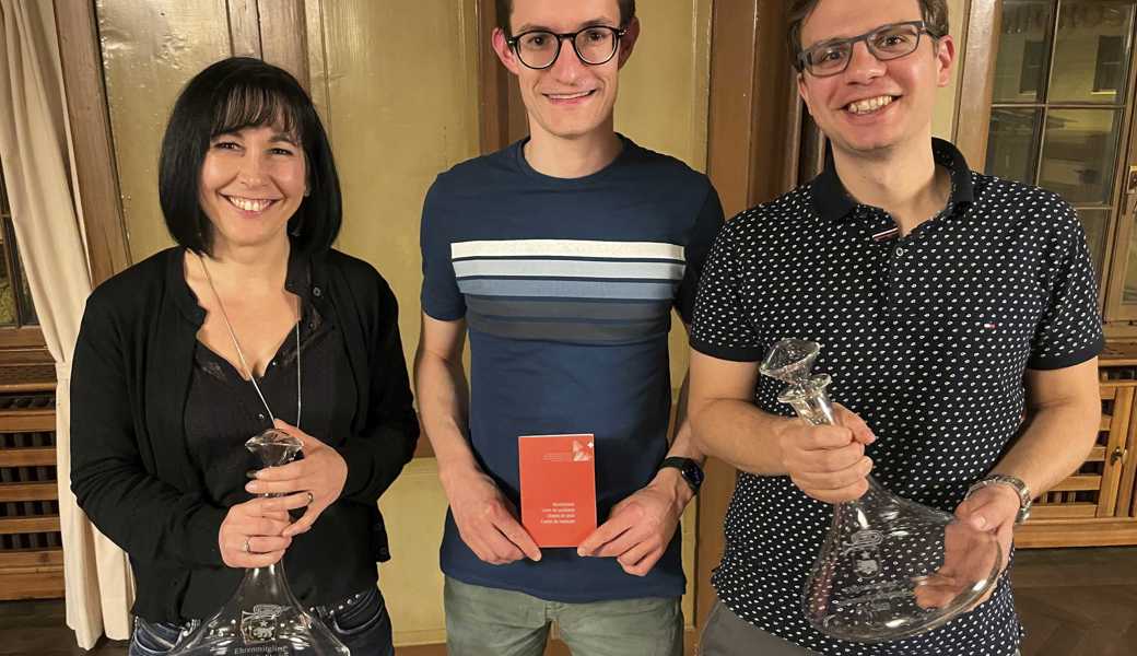 Die Ehrenmitglieder Sandra Gantenbein und Raffael Lütolf sowie Neumitglied Simon Gisler (Mitte). Die Ehrenmitglieder Sandra Gantenbein und Raffael Lütolf sowie Neumitglied Simon Gisler (Mitte).