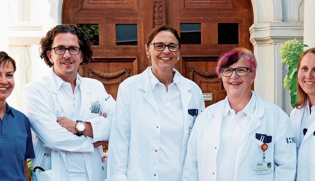 Das neue interdisziplinär arbeitende Team besteht aus Utta Mahlknecht (Physiotherapeutin), Sascha Hoederath (Oberarzt Chirurgie), die in Rebstein lebende Manuela Brunner (Leitende Ärztin Chirurgie), Beatrix Hämmerle (stv. Chefärztin Gynäkologie) sowie die in Altstätten aufgewachsene und lebende Nicole Keller (Oberärztin Gynäkologie). 