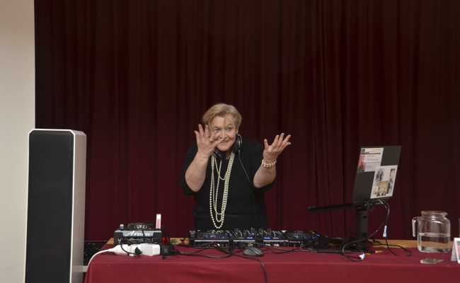 Electro Swing und Funk: DJane Lindyhopp legt am Rosé Vibes auf