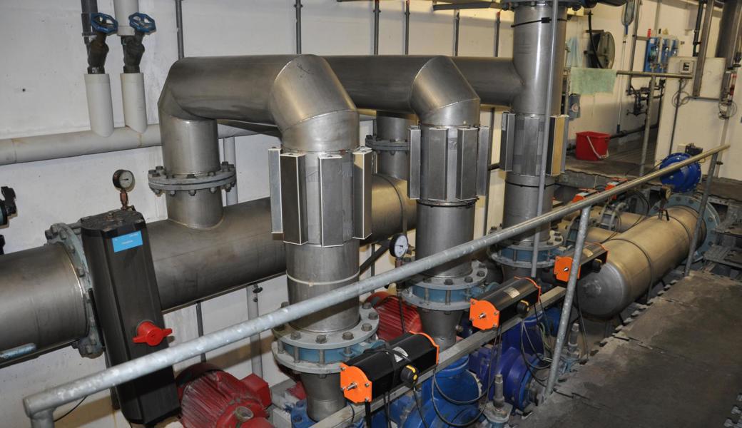 Drei Pumpen transportieren Wasser vom Endfilter zu den Becken.