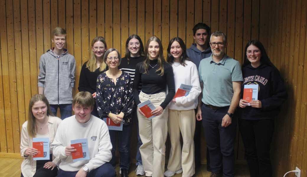 Die neuen Aktivmitglieder: Vorne: Janine Seitz (Querflöte), Dominik Seitz (Trompete); hinten von links: Andrin Frei (Trompete), Adrienne Heule (Posaune), Beatrix Dietsche (Saxofone), Noée Züst (Saxofon), Laura Baumgartner (Oboe), Malin Degani (Querflöte), Marcel Spirig (Tenorhorn), Ivan Nett (Präsident), Katharina Nett (Posaune).