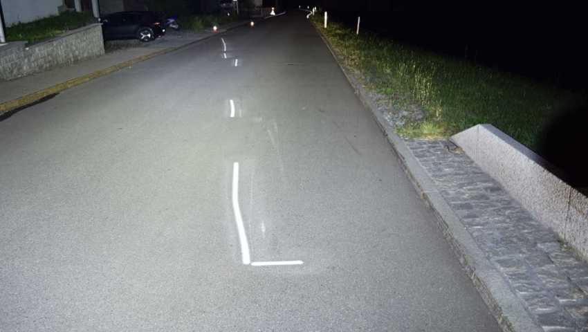 Ein 17-jähriger Rollerfahrer stürzte auf nächtlicher Fahrt und verletzte sich schwer Ein 17-jähriger Rollerfahrer stürzte auf nächtlicher Fahrt und verletzte sich schwer