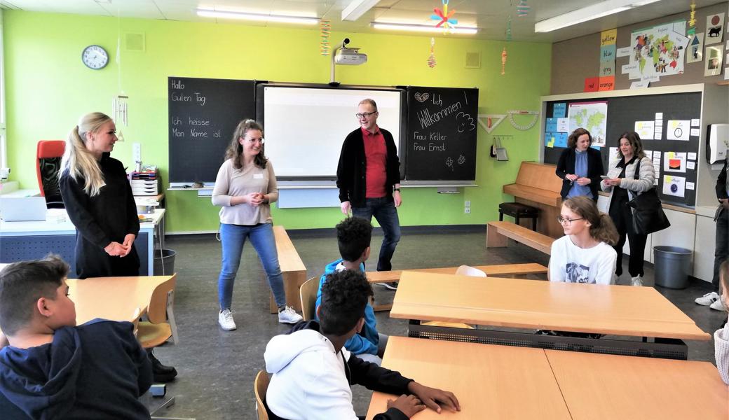 Lehrerin Martina Keller machte einen Schritt auf die Schulkinder zu und stellte sich mit ihrem Namen vor. Klassenassistentin Claudia Ernst (links) unterstützt den Integrationsunterricht. Gutes Gelingen wünschte Christian Stricker (Mitte), Schulpräsident Au-Heebrugg.  